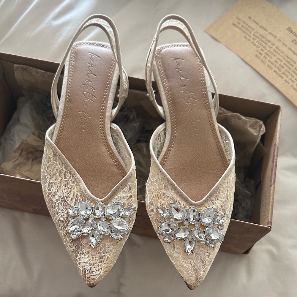Elegant Lace Slingback Heels - Picture 2 of 4